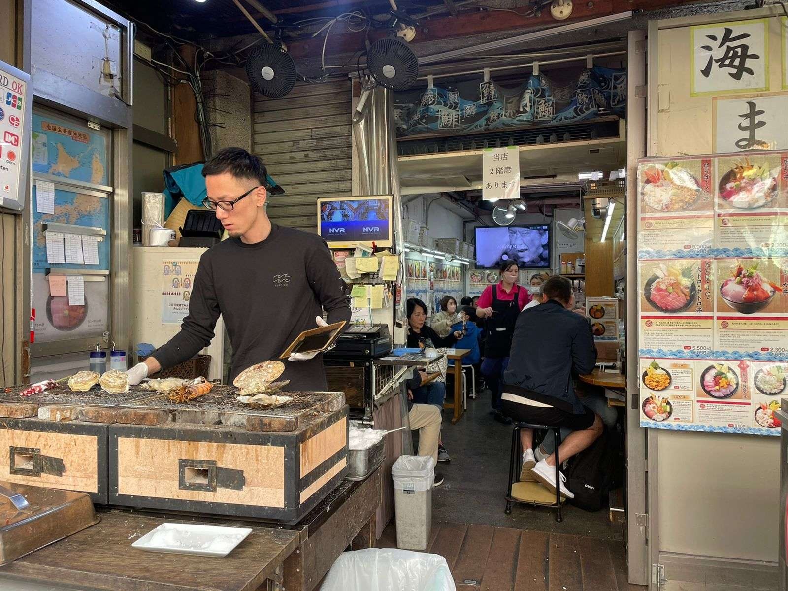 Tusuk sate ikan laut bakar di Pasar Ikan Tsukiji.  (Fotoarif afandi/Ngopibareng.id)