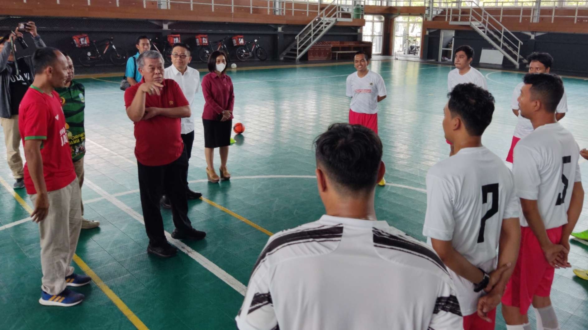 Komandan Kontingen Jatim, Kusnadi (dua dari kiri) saat memberikan motivasi kepada tim futsal saat latihan di Ubaya Sports Center, Surabaya, Selasa 15 November 2022. (Foto: Fariz Yarbo/Ngopibareng.id)