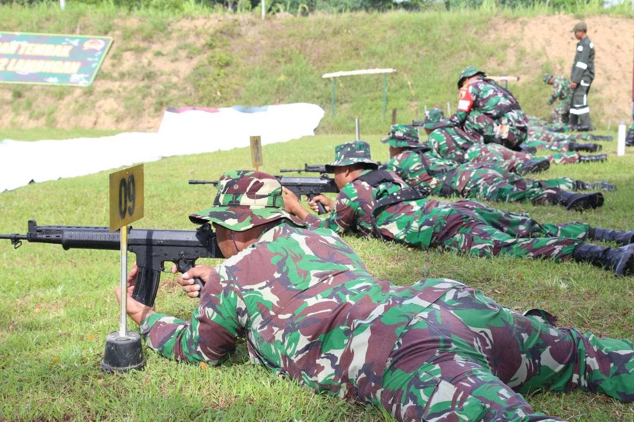 Anggota Kodim.0812 Lamongan latihan menembak senjata ringan. (Foto: Dokumemtasi Pendim 0812 Lamongan)