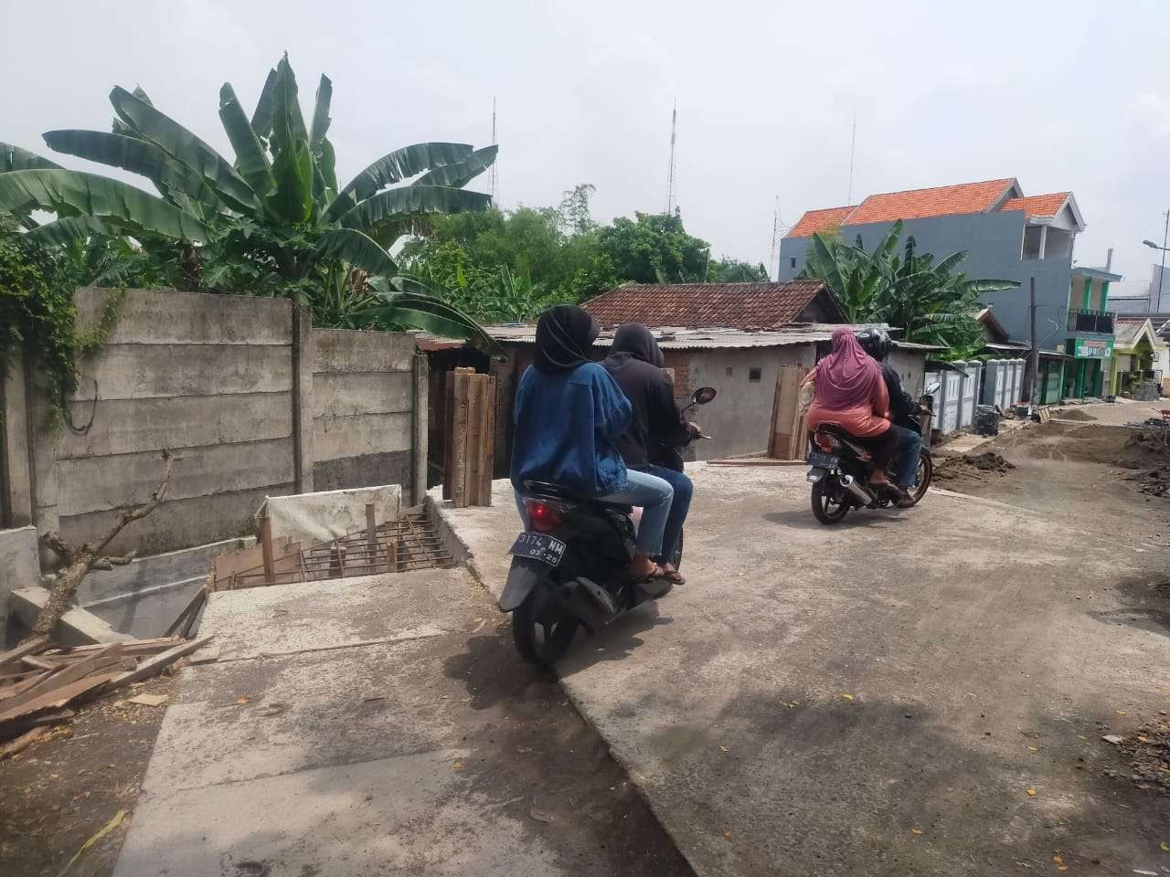 Proyek pembangunan di Dukuh Bulu Lontar masuk konten TikTok Wakil Walikota Surabaya, Armuji.  (Foto: Dokumentasi warga)