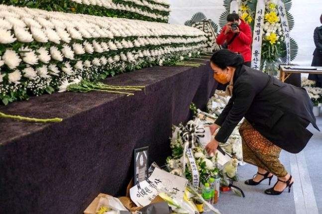 Ketua DPR RI, Puan Maharni menaruh karangan bunga di tragedi Itaewon, Korea Selatan. (Foto: dpr.go.id)