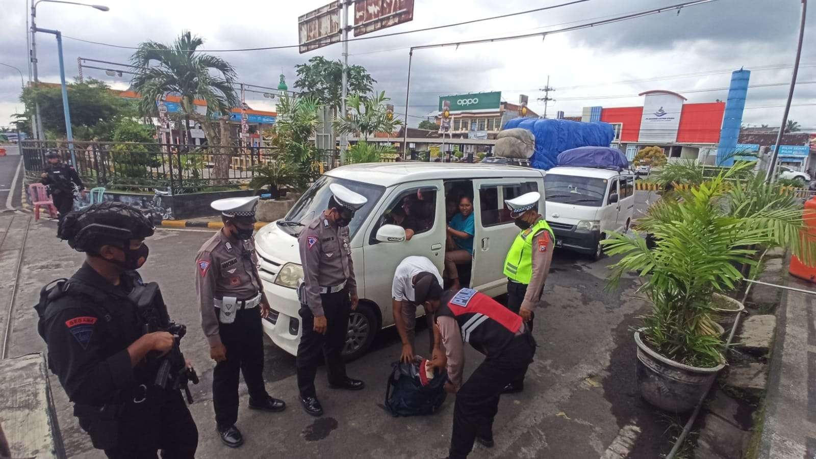 Petugas pengamanan memeriksa barang bawaan penumpang yang akan menyeberang ke Bali melalui pelabuhan Ketapang. (Foto: Muh Hujaini/Ngopibareng.id)