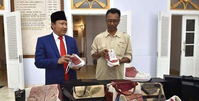 Bupati Pasuruan, Irsyad Yusuf dan perajin sepatu sutra Arianto Nugroho memamerkan sepatu sutra, produk UMKM buatan Purwodadi, Kabupaten Pasuruan, Jatim. (Foto: Humas Pemkab Pasuruan)