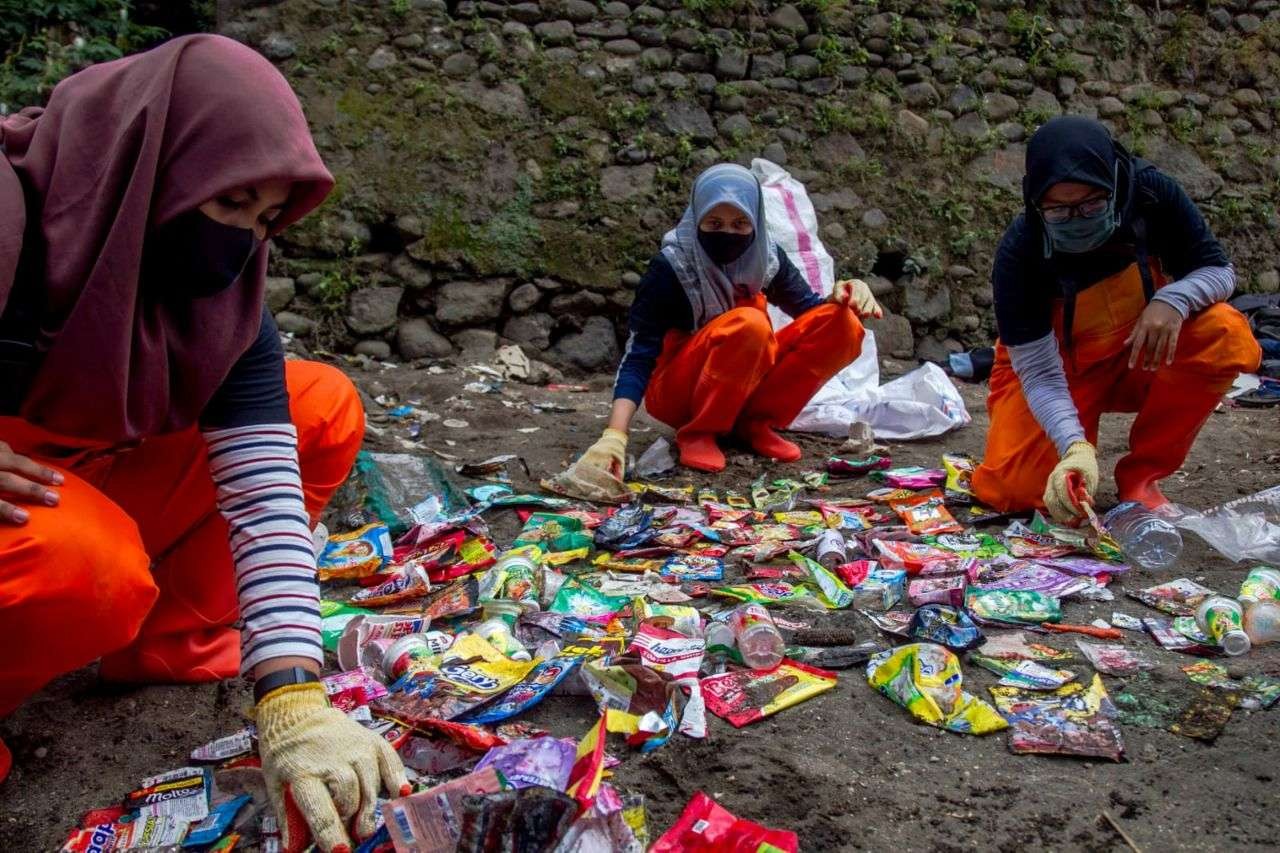 Audit merek sampah plastik di tepi Sungai Brantas di Muharto, Malang. (Foto: Dok. Ecoton)