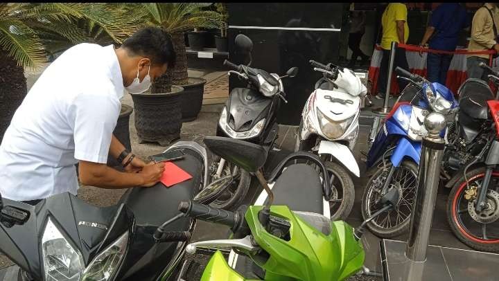 Anggota Polres Lamongan sedang mengidentifikasi motor hasil pencurian (Foto: Imron Rosidi/Ngopibareng.id)
