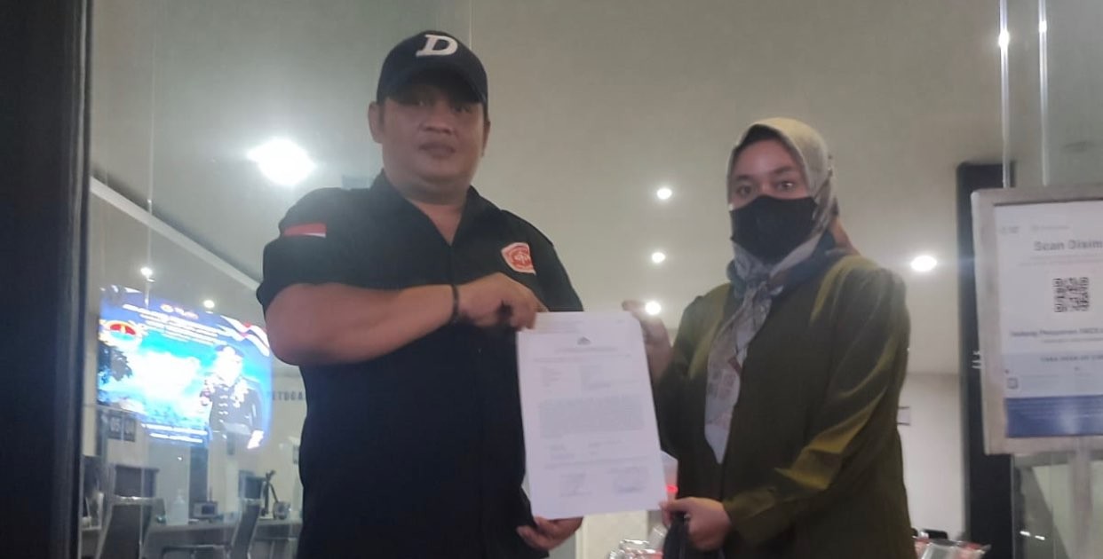 DJ Tessa Morena saat lapor ke Polrestabes Surabaya terkait penipuan arisan online yang ia alami. (Foto: dok. Narasumber)