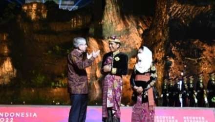 Presiden Joko Widodo beserta Ibu Negara Iriana menjamu santap malam para pemimpin negara-negara G20, dan undangan di Garuda Wisnu Kencana (GWK), Kabupaten Badung, Bali, Selasa 25 November 2022. (Foto: BPMI Setpres)