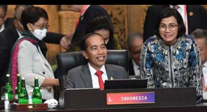 Presiden Jokowi dengan sumringah menutup KTTG-20 di Bali,  Presiden didampingi  Menteri Luar Negeri Retno Marsudi dan Menteri Keuangan  Sri Mulyani ( foto: BPMI Setpres)