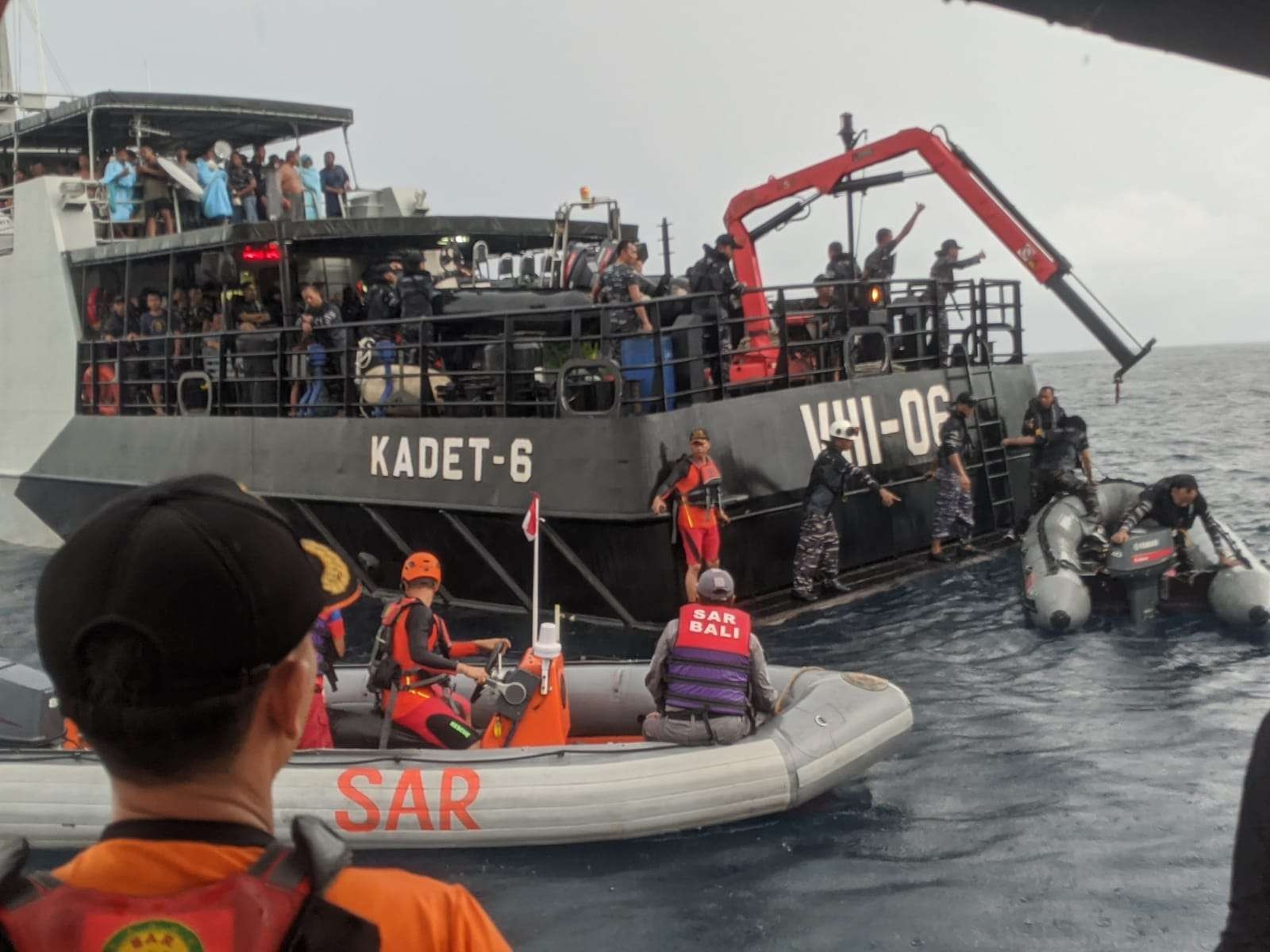 Proses evakuasi penumpang kapal Mutiara Timur I yang terbakar (foto: Basarnas Bali)