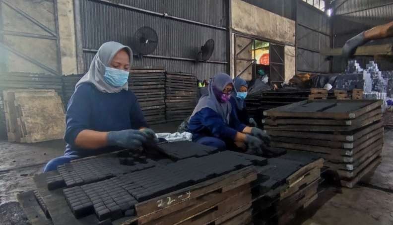 Produksi arang briket IKM di Mojokerto. (Foto: Deni Lukmantara/Ngopibareng.id)