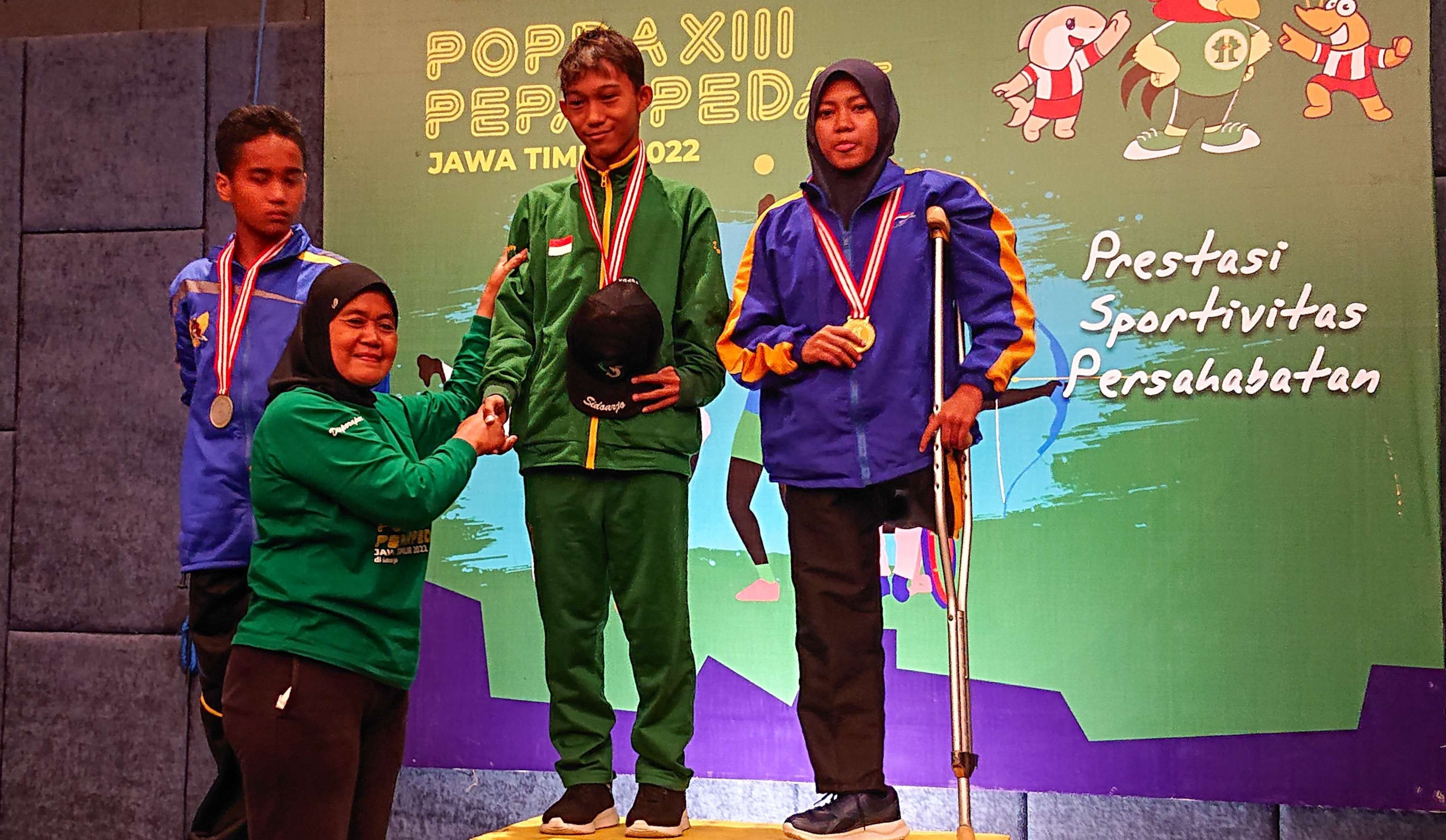 Pengalungan medali emas atlet paralympic Kontingen Sidoarjo. (Foto: Aini Arifin/Ngopibareng.id)