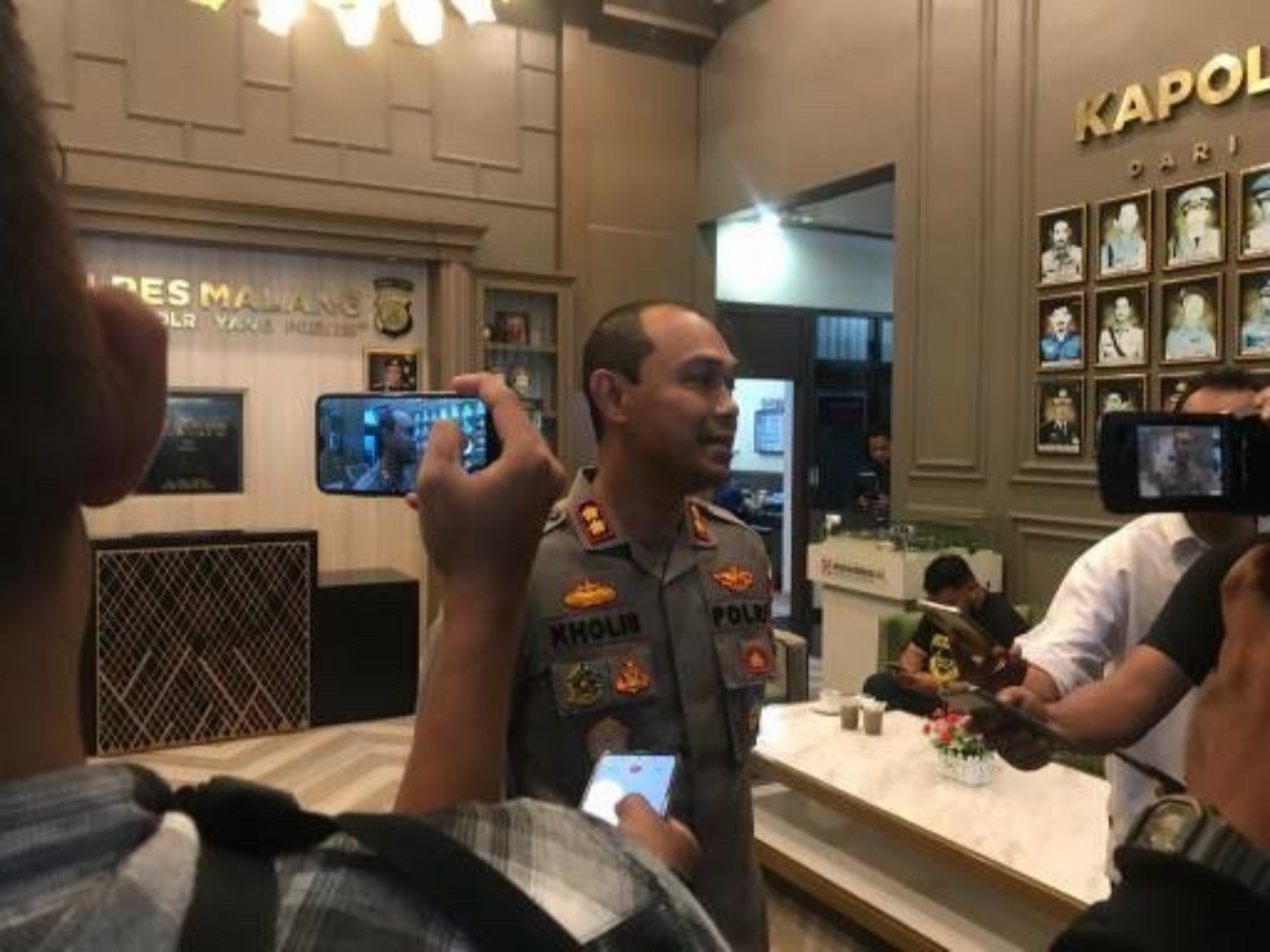 Kapolres Malang, AKBP Puti Kholis dan jajarannya berdiskusi dengan Aremania terkait proses penanganan kasus tragedi Kanjuruhan. (Foto: Istimewa)