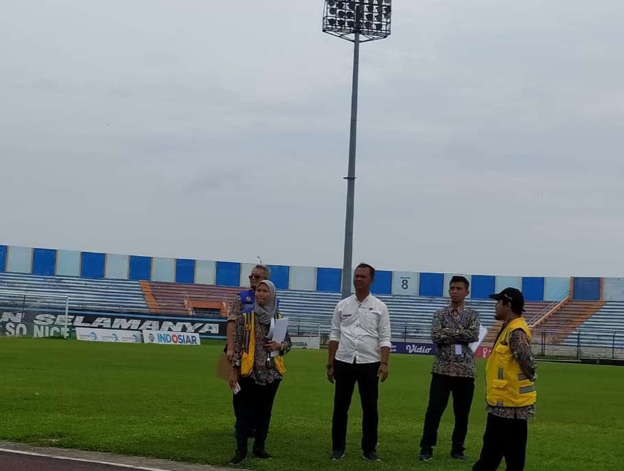 Tim Kementerian PUPR saat meninjau Stadion Surajaya Lamongan. (Foto: Imron Rosidi/Ngopibareng.id)