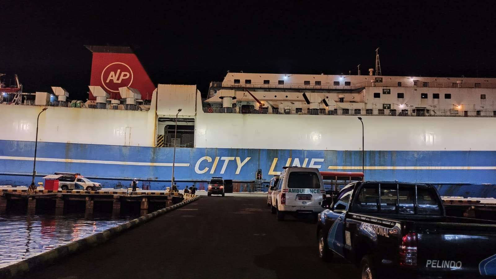 Sejumlah ambulans sudah bersiap di dermaga Pelabuhan Tanjungwangi Banyuwangi untuk menjemput penumpang kapal Mutiara Timur I yang dievakuasi dengan kapal milik TNI AL (Foto: Muh Hujaini/Ngopibareng.id)