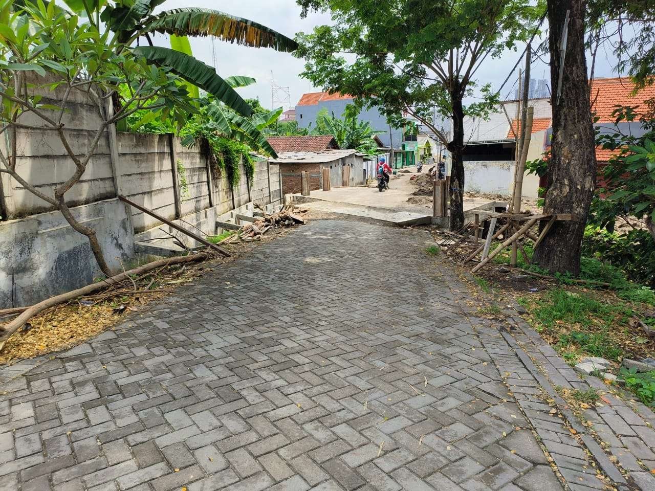 Proyek pavingisasi di wilayah Dukuh Bulu Lontar masuk konten TikTok Wawali Surbaya Armuji, dan membuat warga resah karena dinilai tidak sesuai realita. (Foto: Dokumentasi warga)