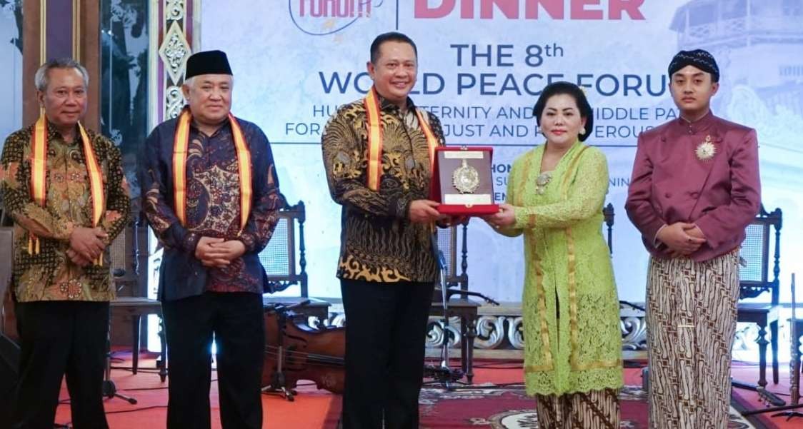 Ketua MPR RI saat menghadiri forum perdamain dunia di Surakarta ( foto: Media MPR)