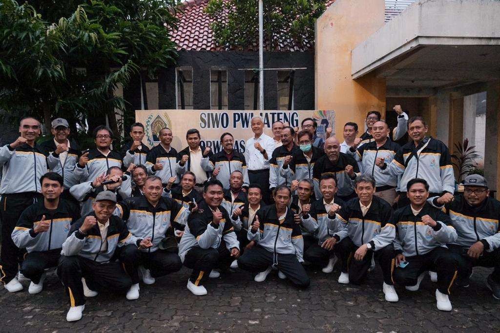Gubernur Ganjar Pranowo melepas kontingen atlet wartawan PWI Jawa Tengah yang akan berkompetisi di Pekan Olahraga Wartawan Nasional (Porwanas) 2022. (Foto: Dokumentasi Jateng)