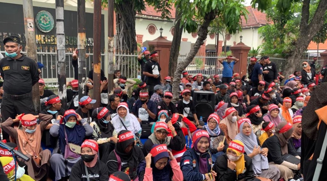 Massa pendukung MSAT di depan PN Surabaya (Foto: Andhi Dwi/Ngopibareng.id)