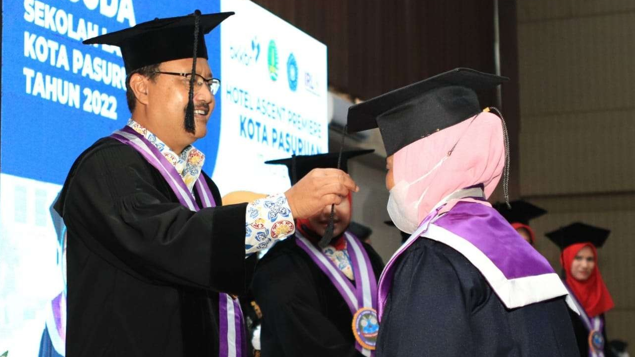 Walikota Pasuruan Saifullah Yusuf saat mewisuda Lansia Tangguh, Kamis 17 November 2022. (Foto: Kominfo Kota Pasuruan).