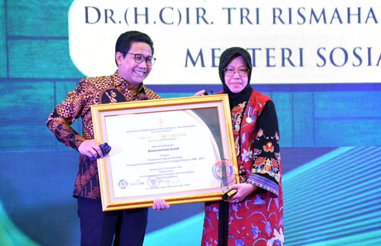 Mendes PDTT RI, Abdul Halim Iskandar menyerahkan penghargaan kepada Menso RI, Tri Rismaharini di Bondowoso.(Foto: Diskominfo Bondowoso)