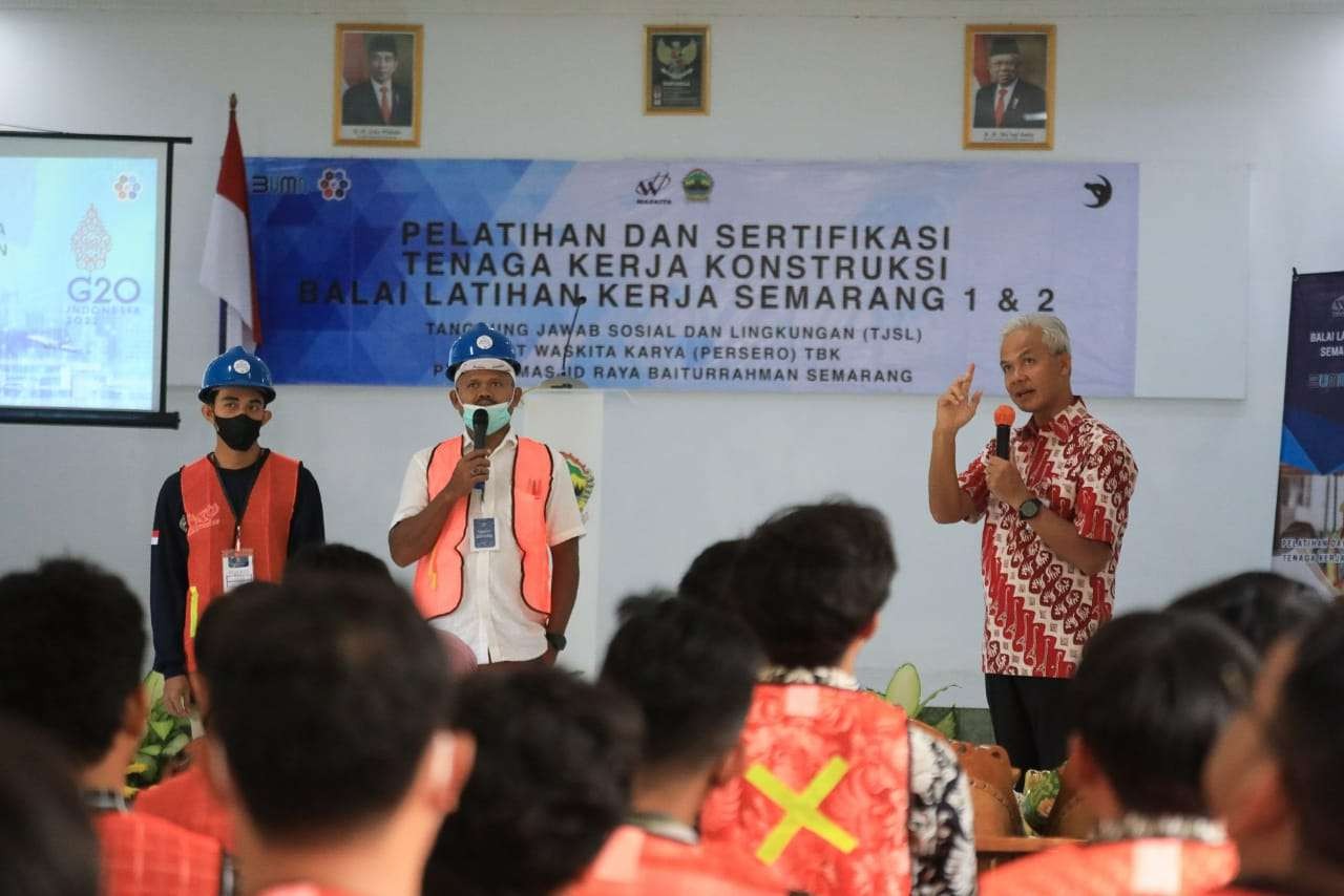 Gubernur Jawa Tengah Ganjar Pranowo memberikan arahan kepada para peserta pelatihan dan sertifikasi pekerja konstruksi. (Foto: dok Humas Pemprov Jateng)