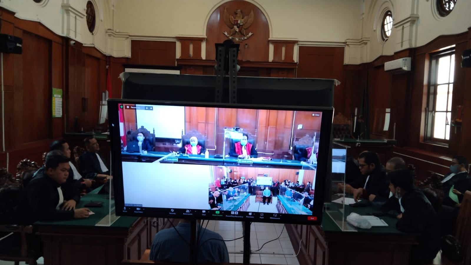 Sidang vonis kasus pencabulan santriwati dengan terdakwa MSAT di Pengadilan Negeri Surabaya, Kamis 17 November 2022. (Foto: Andhi Dwi/Ngopibareng.id)