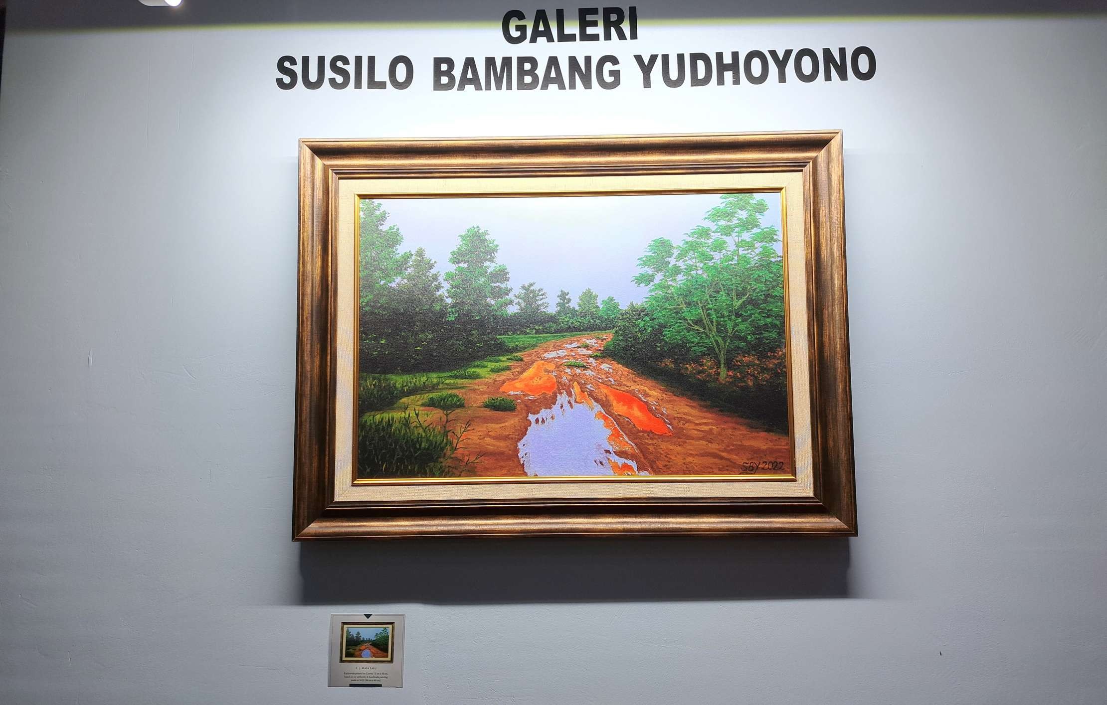 Galeri lukisan karya Susilo Bambang Yudhoyono yang dipajang di PSLI 2022, Jatim Expo Surabaya. (Foto: Pita Sari/Ngopibareng.id)