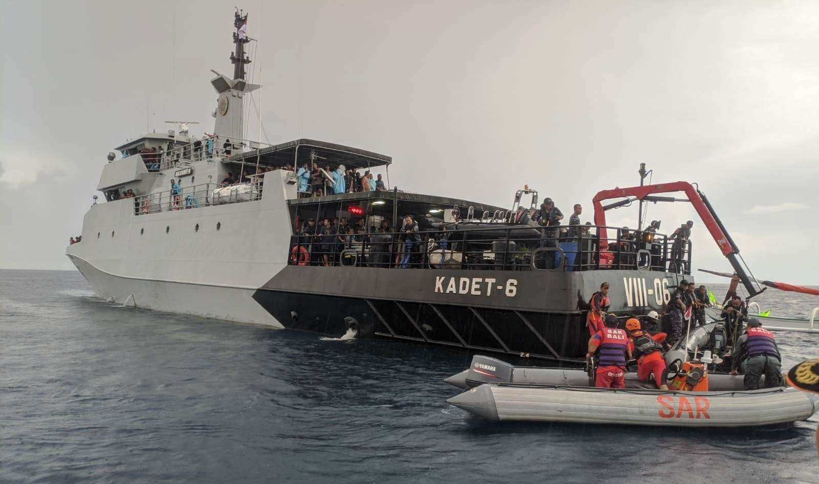Sejumlah penumpang kapal Mutiara Timur I dievakuasi ke KAL Kadet 6 (Foto: Istimewa)
