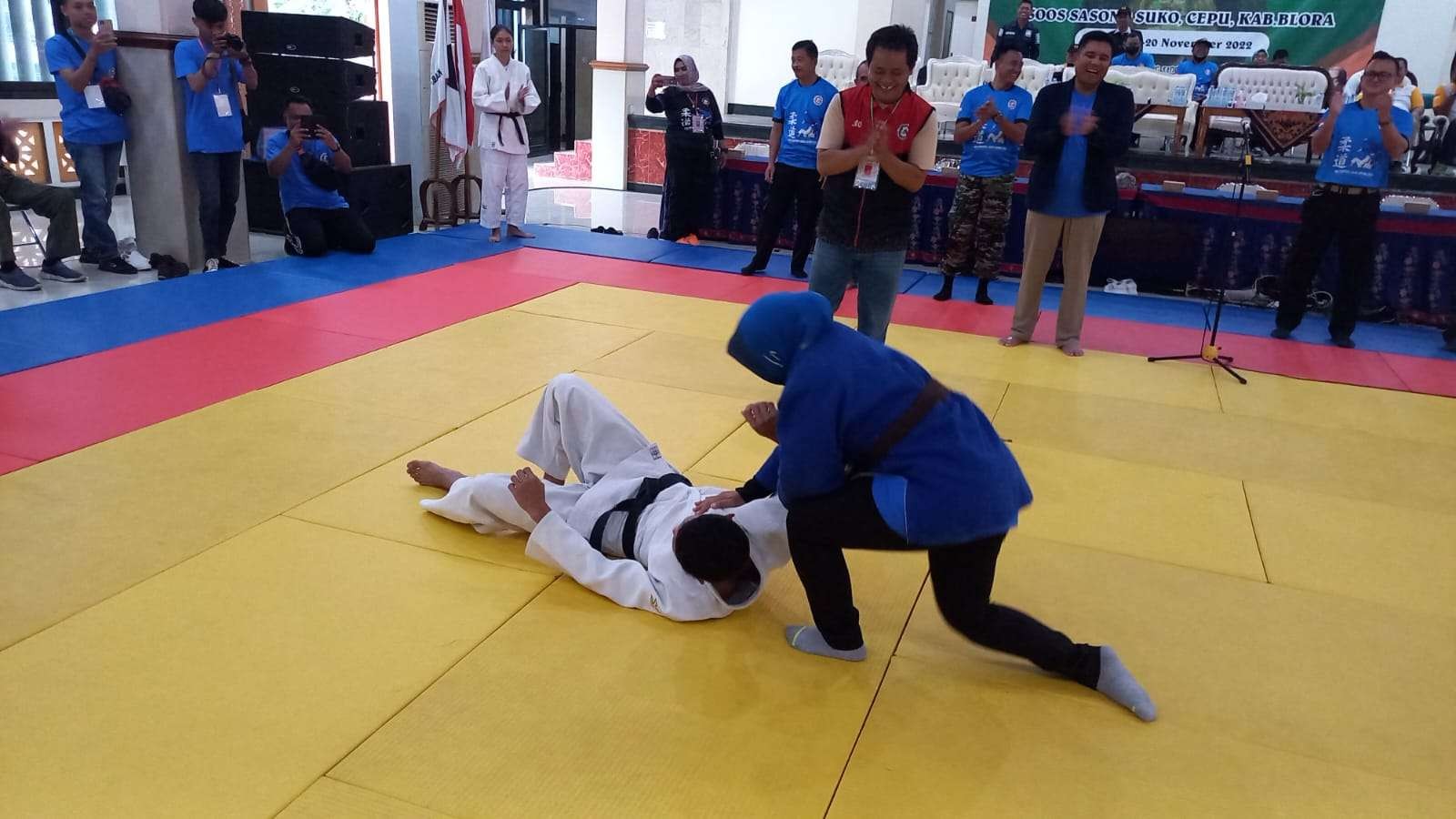 Wakil Bupati Blora Tri Yui Setyowati beratraksi membanting atlet Judo (Foto: Koni Kabupaten Blora)