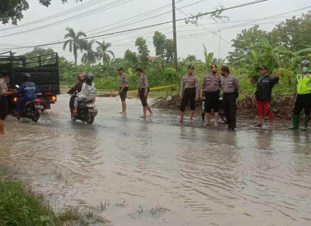 Kondisi banjir di Desa Kebet yang menggenang rumah warga dan jalan poros Lamongan-Surabaya, Gresik dan Bojonegoro. (Foto: Imron Rosidi/Ngopibareng.id)