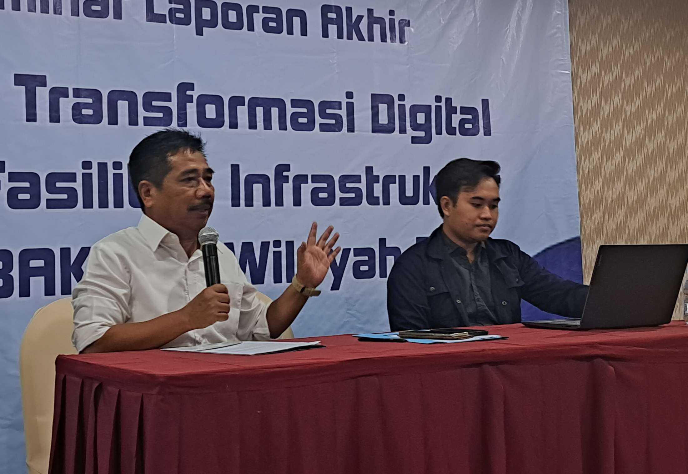 Peneliti Pusat Kajian Komunikasi (Puskakom), Suko Widodo dan Candika Wira Angga memaparkan hasil kajiannya, Kurikulum Digital di Sorong, Papua. (Foto: Pita Sari/Ngopibareng.id)