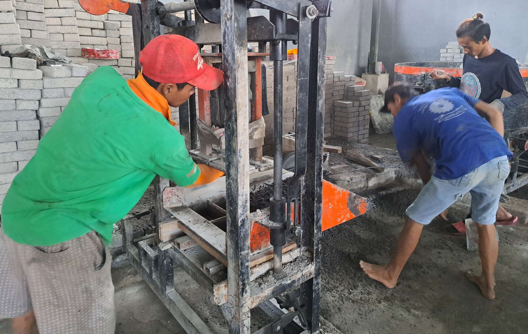 Salah satu program padat karya pembuatan paving Pemkot Surabaya. Diklaim dapat menurunkan angka pengangguran. (Foto: Pita Sari/Ngopibareng.id)