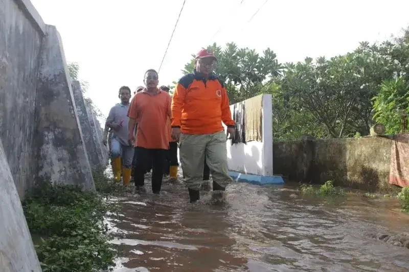 Wabup Probolinggo Timbul Prihanjoko bersama ssjumlah pejabat meninjau lokasi banjir di kabupaten setempat, Sabtu, 19 November 2022 sore. (Foto: Dokumentasi Pemkab Probolinggo)