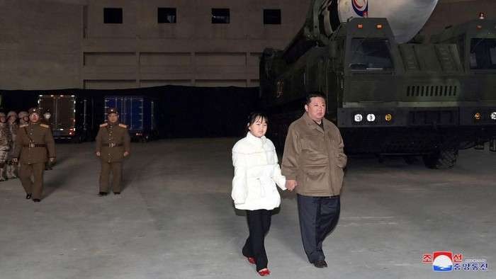 Momen perdana putri Kim Jong Un muncul di depan publik. Diduga ia bernama Ju Ae. (Foto: KCNA)