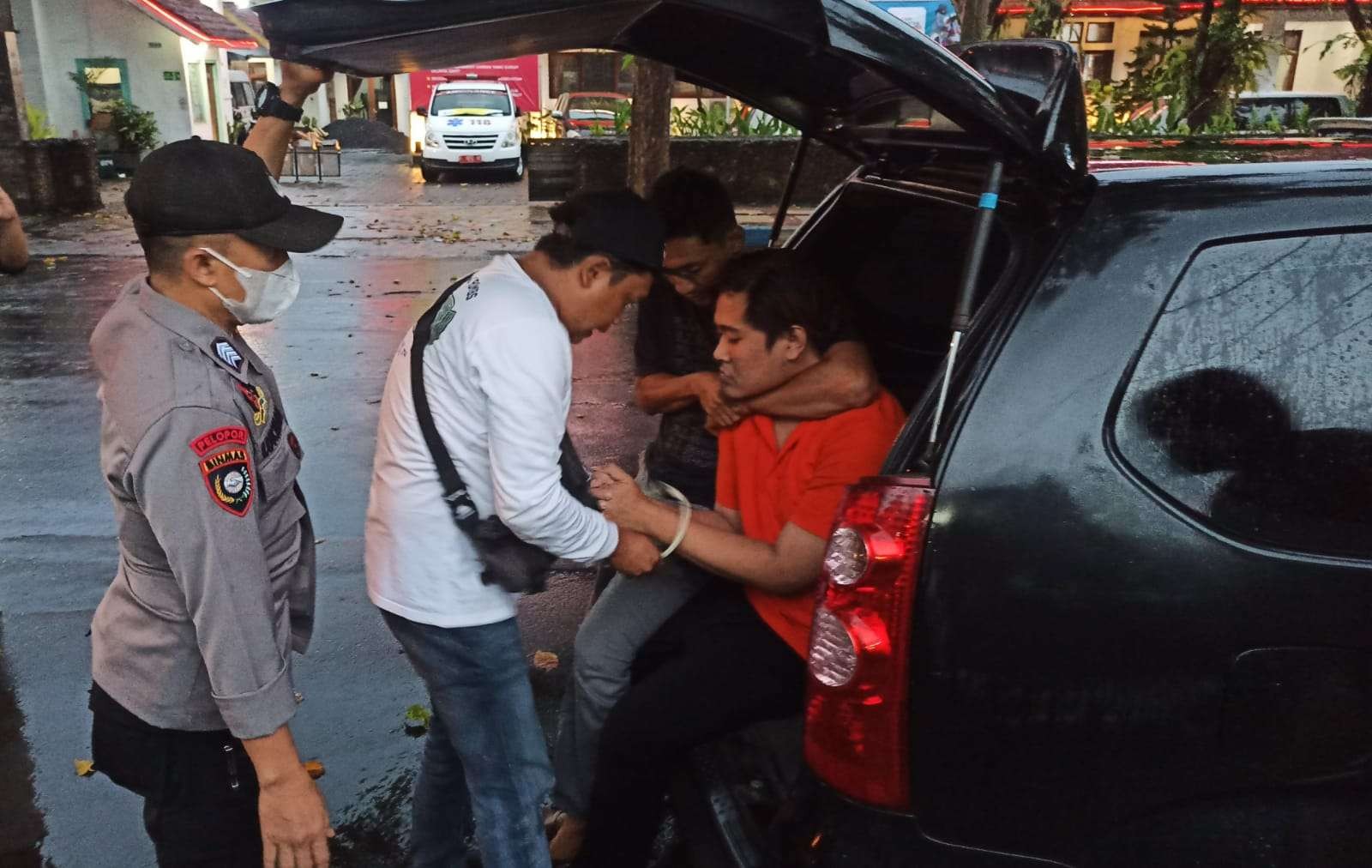 Pelaku penikaman diamankan petugas kepolisian saat berada di RSUD Blambangan, Banyuwangi, usai mengantar korban. (Foto: Muh Hujaini/Ngopibareng.id)