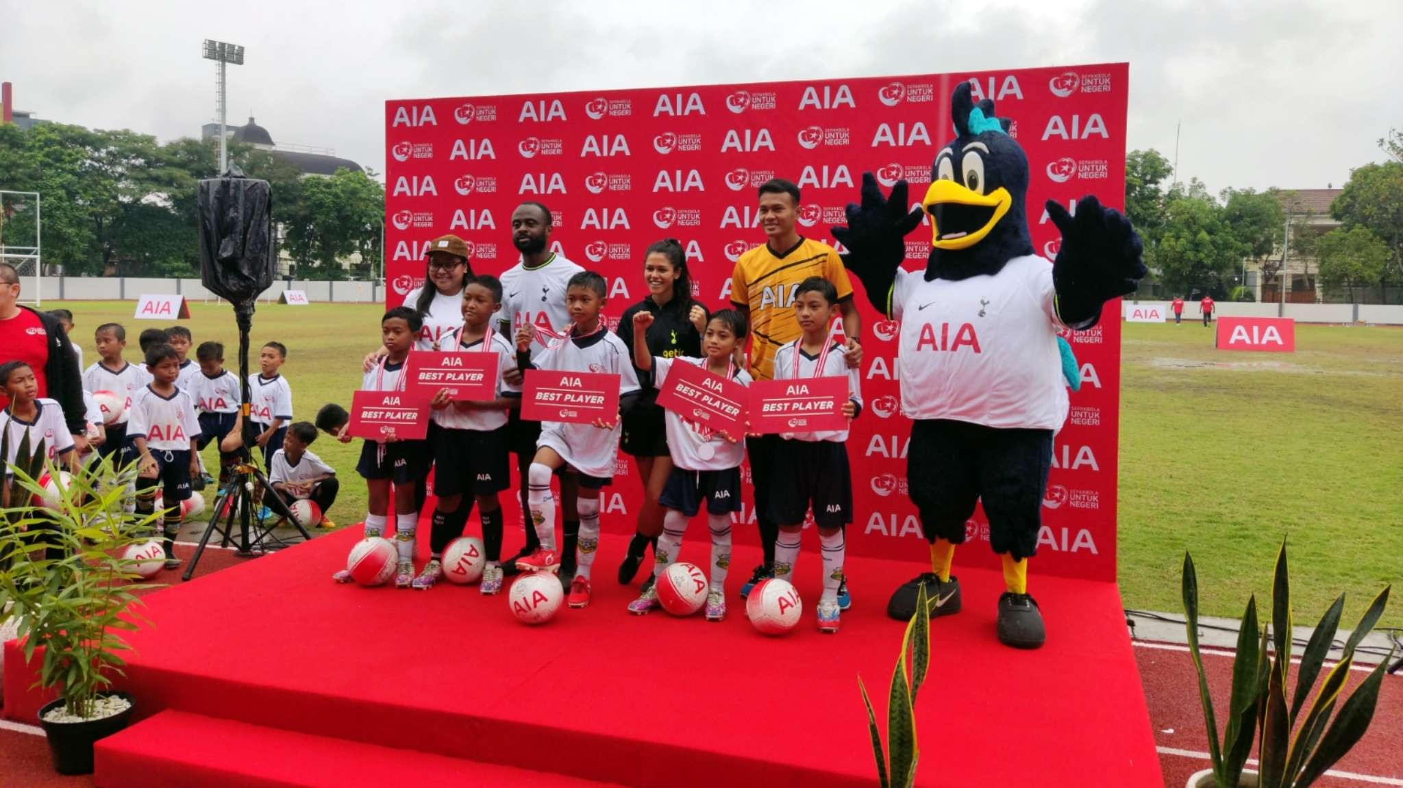 Tim pelatih bersama lima pemain potensial di Lapangan Bogowonto, Surabaya, Sabtu 19 November 2022. (Foto: Fariz Yarbo/Ngopibareng.id)