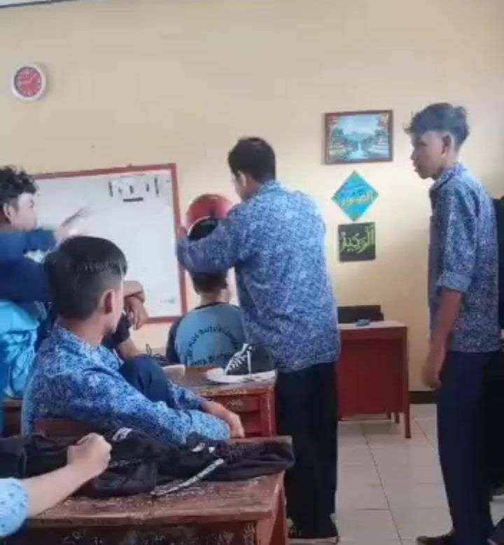 Korban mengalami perundungan di dalam kelas oleh teman-temannya sendiri. Ironisnya, tak satu pun siswa membantu korban. (Foto: Twitter)