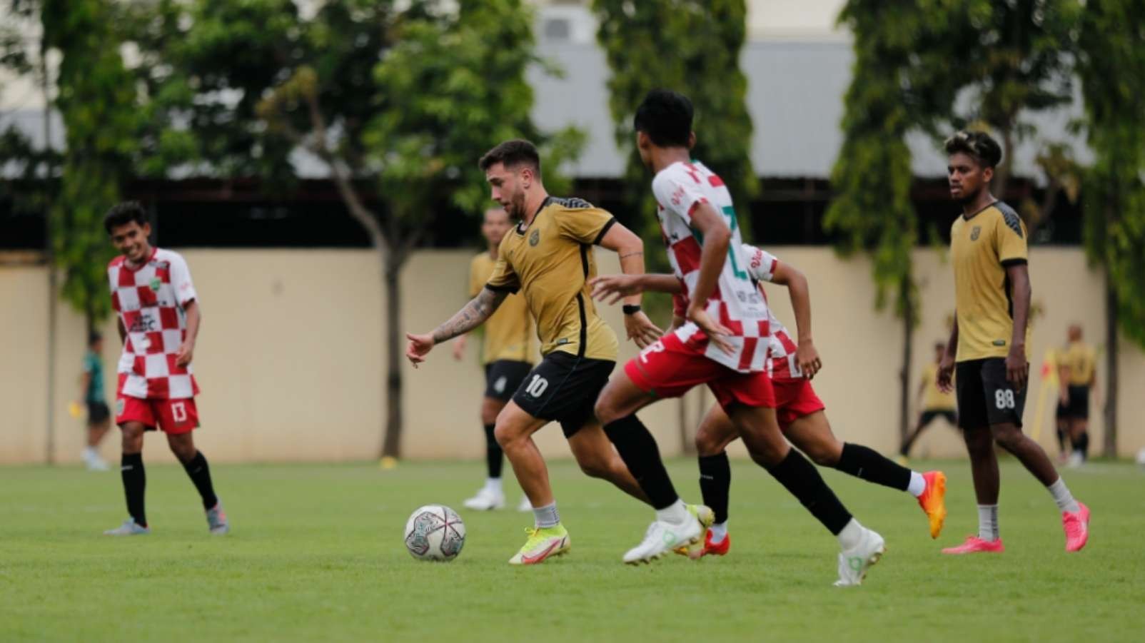 Pemain Persebaya, Higor Vidal saat melawan Pasuruan United. (Foto: Persebaya)