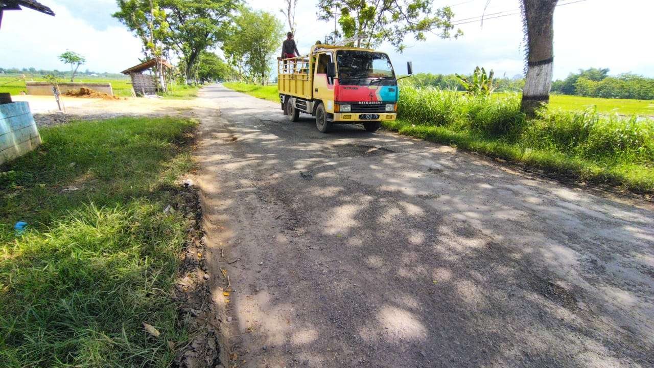 Ruas jalan antara Kecamatan Ngawen menuju Kecamatan Japah (ahmad sampurno / ngopibareng.id)