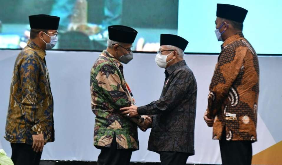 Wapres KH Ma'ruf Amin memberi ucapan selamat Kepada Haedar Nashir yang terpilih kembali sebagai Ketua Umum  PP Muhammadiyah periode 2022-2027 (Foto: BPMI Setwapres)