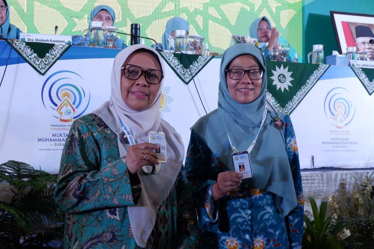 Salmah Orbayinah (kanan) bersama Ketua Umum PP Aisyiyah yang digantikan, Siti Noordjannah Djohantini (kiri). (Foto: md.or.id)