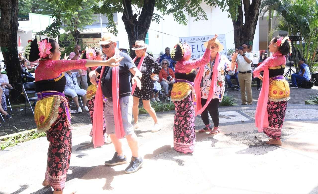 Para wisatawan mancanegara yang singgah di halaman Museum Probolinggo ikut menari bersama. (Foto: Ikhsan Mahmudi/Ngopibareng.id)