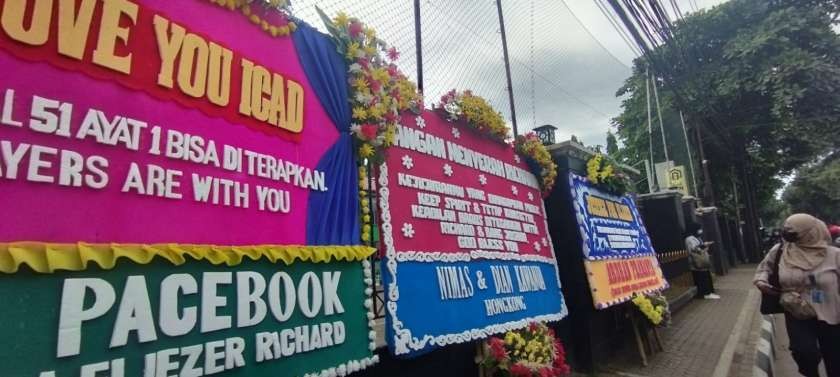 Sejumlah karangan bunga berjejer memberi semangata untuk Bharada E untuk sidang kasus pembunuhan Brigadir J di depan Pengadilan Negeri Jakarta Selatan, Senin 21 November 2022. (Foto: dok. pmj)