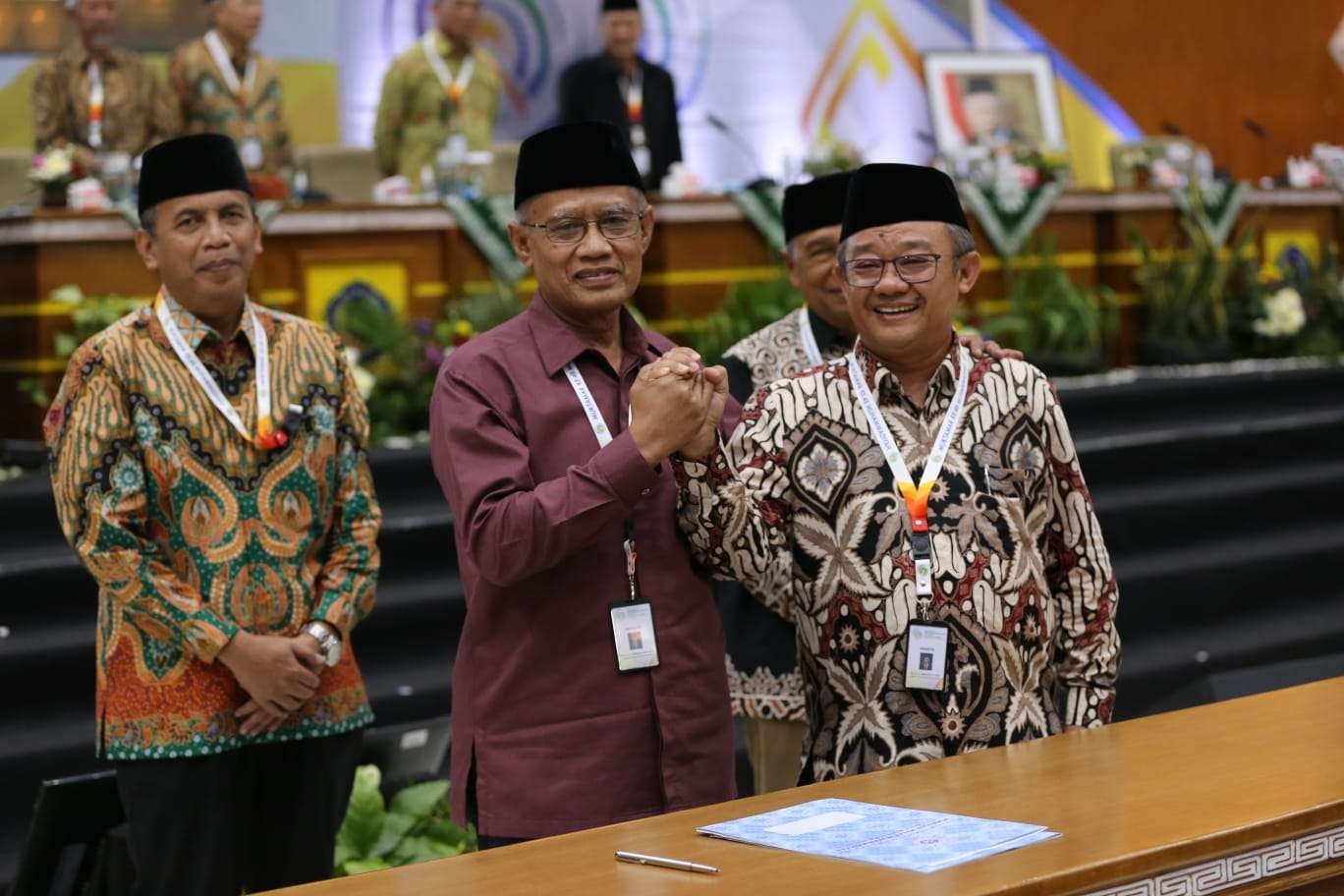 Haedar Nashir dan Abdul Mu'ti, ditetapkan kembali sebagai Ketua Umum dan Sekretaris Umum PP Muhammadiyah, hasil Muktamar ke-48 i Surakarta, 18-20 November 2022. (Foto: md.or.id)