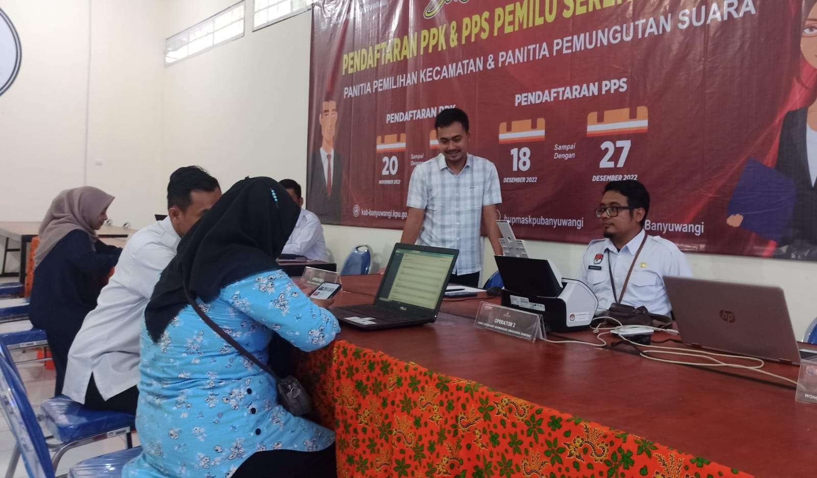 Salah seorang pendaftar sedang mengisi berkas pendaftaran di SIAKBA (foto:Muh Hujaini/Ngopibareng.id)