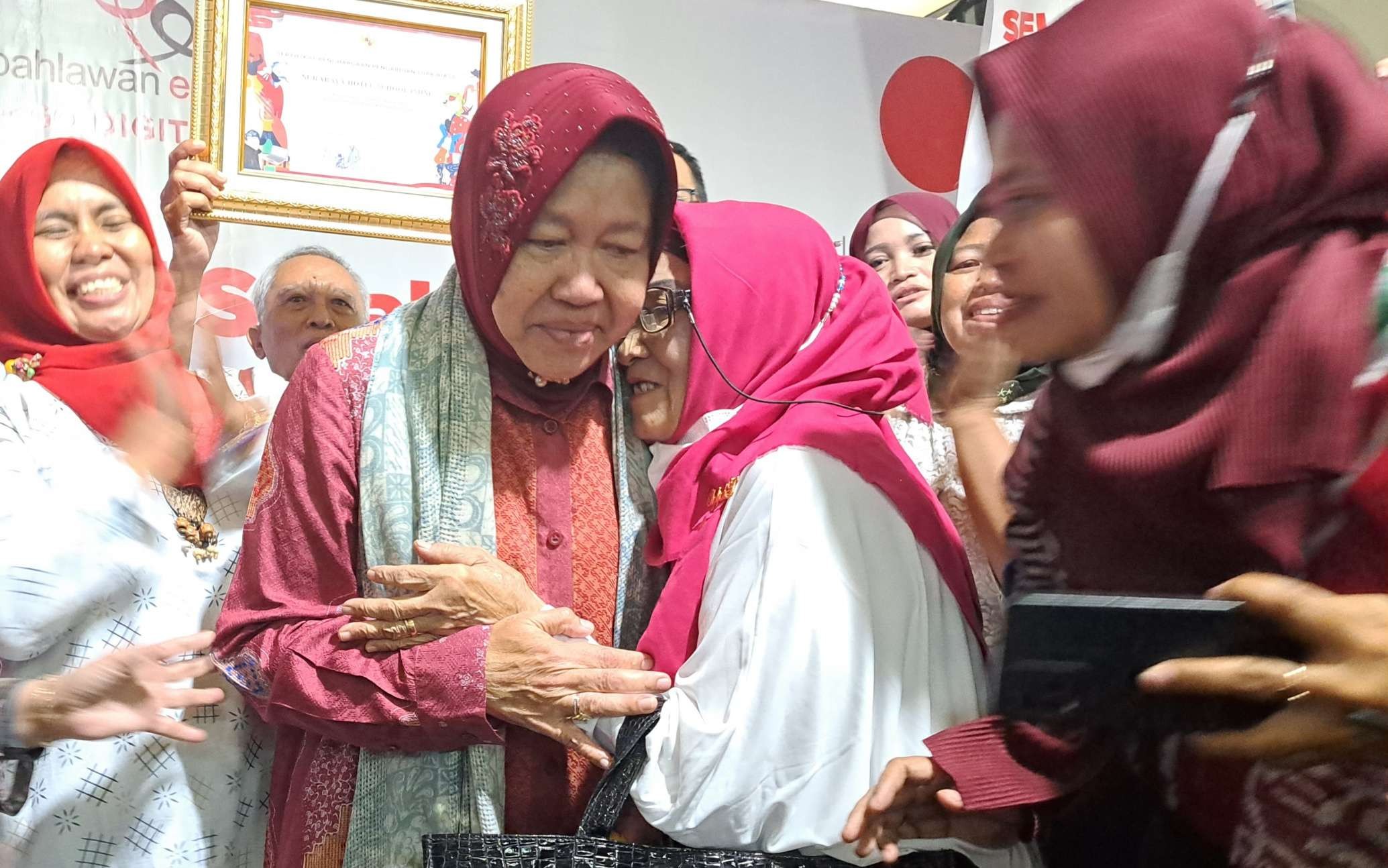 Menteri Sosial, Tri Rismaharini saat ditemui di Surabaya dalam acara Pahlawan Ekonomi. (Foto: Pita Sari/Ngopibareng.id)