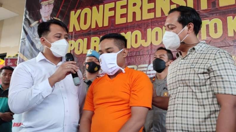 Terdakwa IS saat dihadirkan dalam konferensi pers di Polres Mojokerto Kota.(Foto Dokumen Ngopibareng)