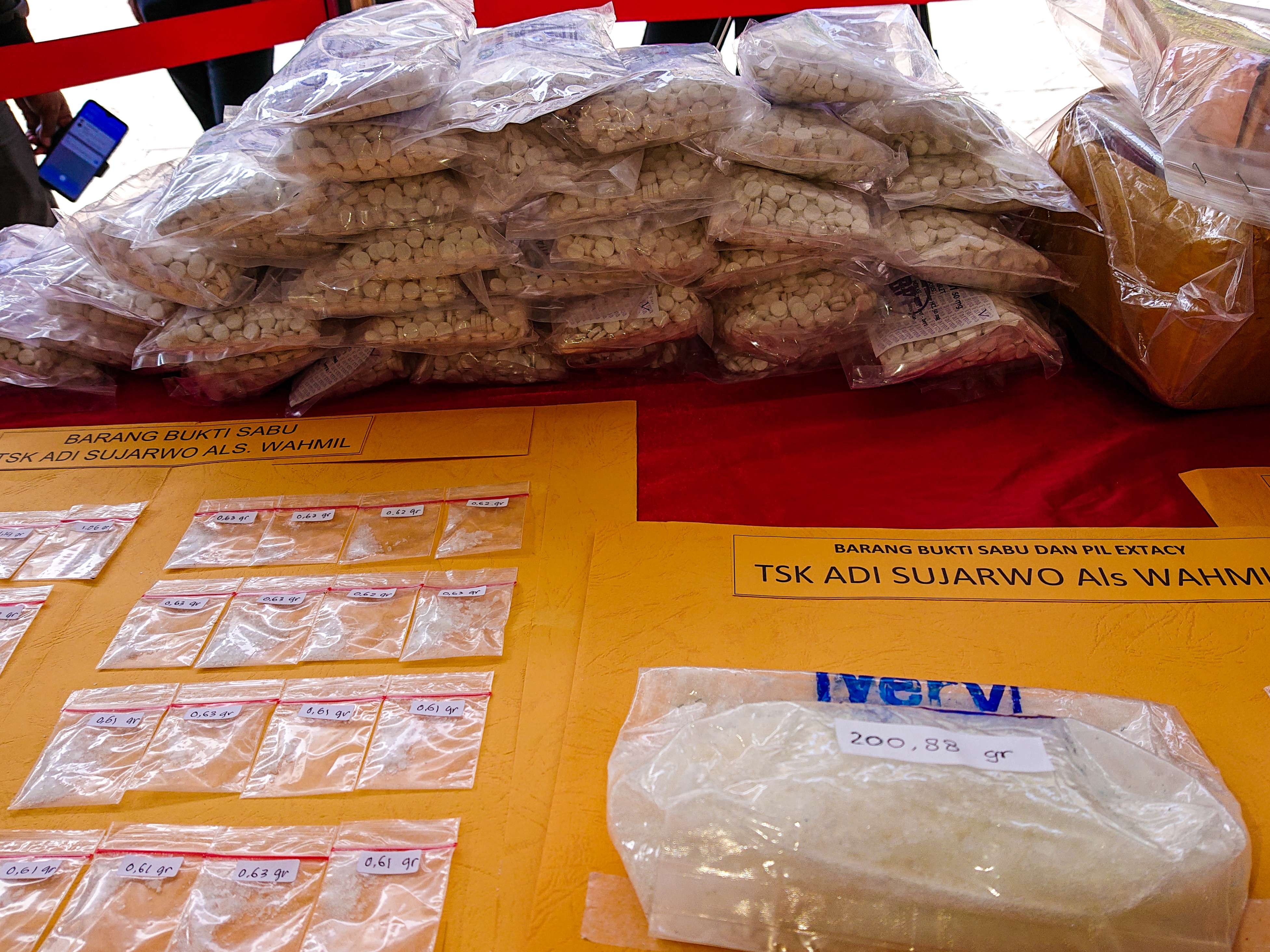 Barang bukti sabu dan pil koplo disita polisi (foto : Aini/Ngopibareng.id)