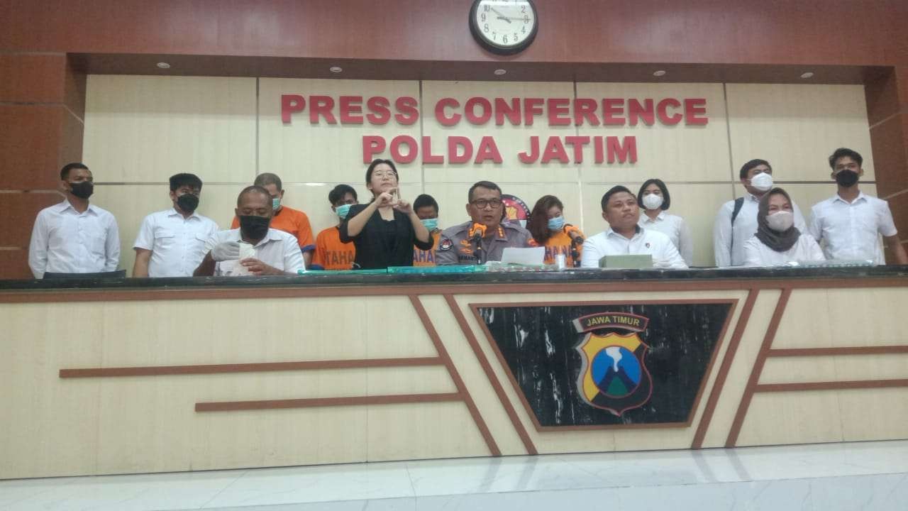 Kabid Humas Polda Jatim, Kombes Pol Dirmanto (tengah) saat menyampaikan penjelasan terkait praktik perdagangan orang di Pasuruan, Senin 21 November 2022. (Foto: Fariz Yarbo/Ngopibareng.id)