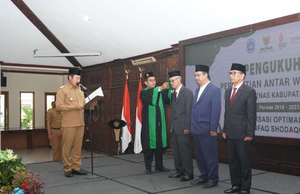 Bupati Lamongan Yuhronur Efendi mengukuhkan Bambang Eko Mulyono sebagai Ketua Baznas Lamongan yang baru. (Foto: Dokumentasi Dinas Kominfo Lamongan)